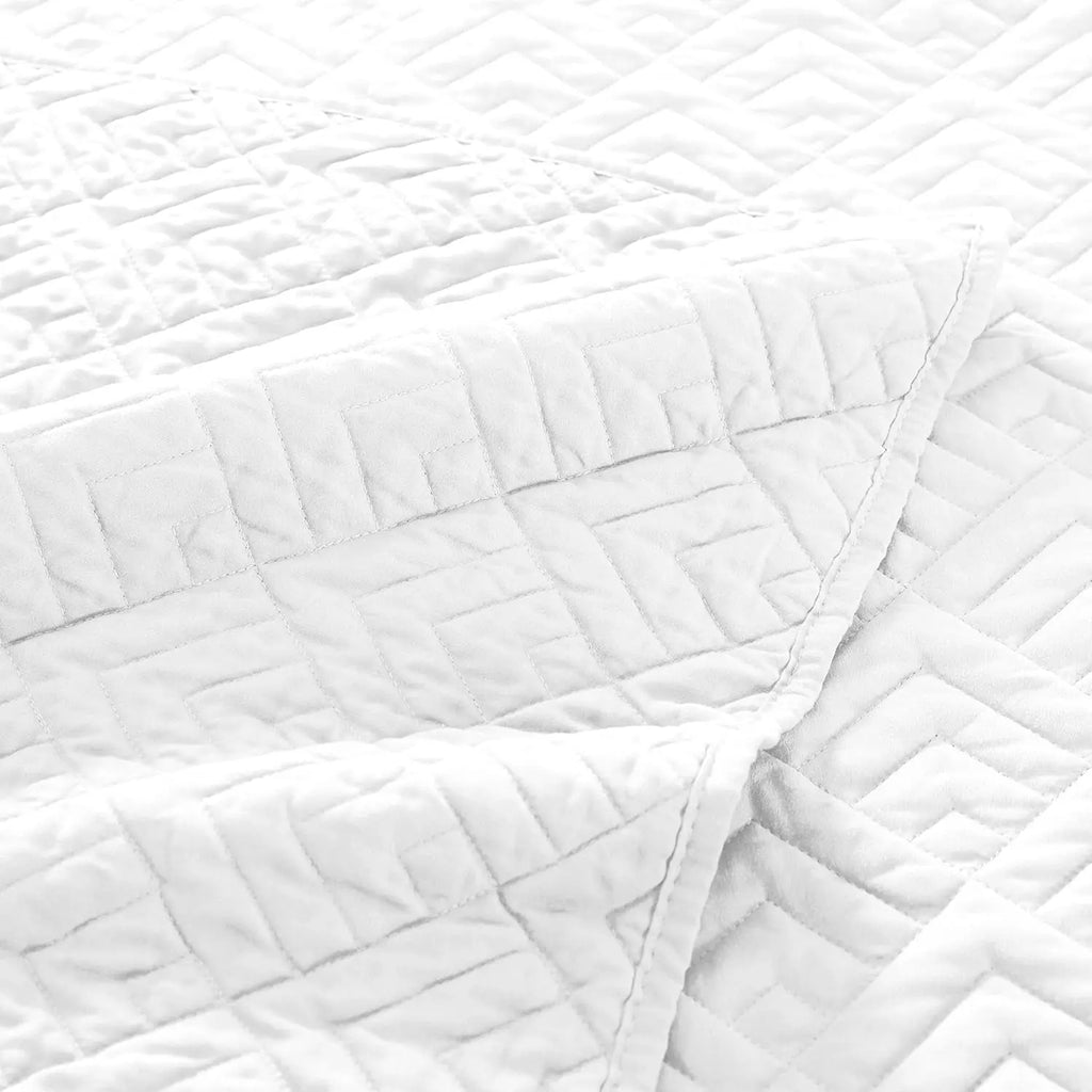 Full/Queen Size 3-Piece Lightweight White Quilt Set with Square Pattern Bedspread and 2 Pillow Shams for All Seasons