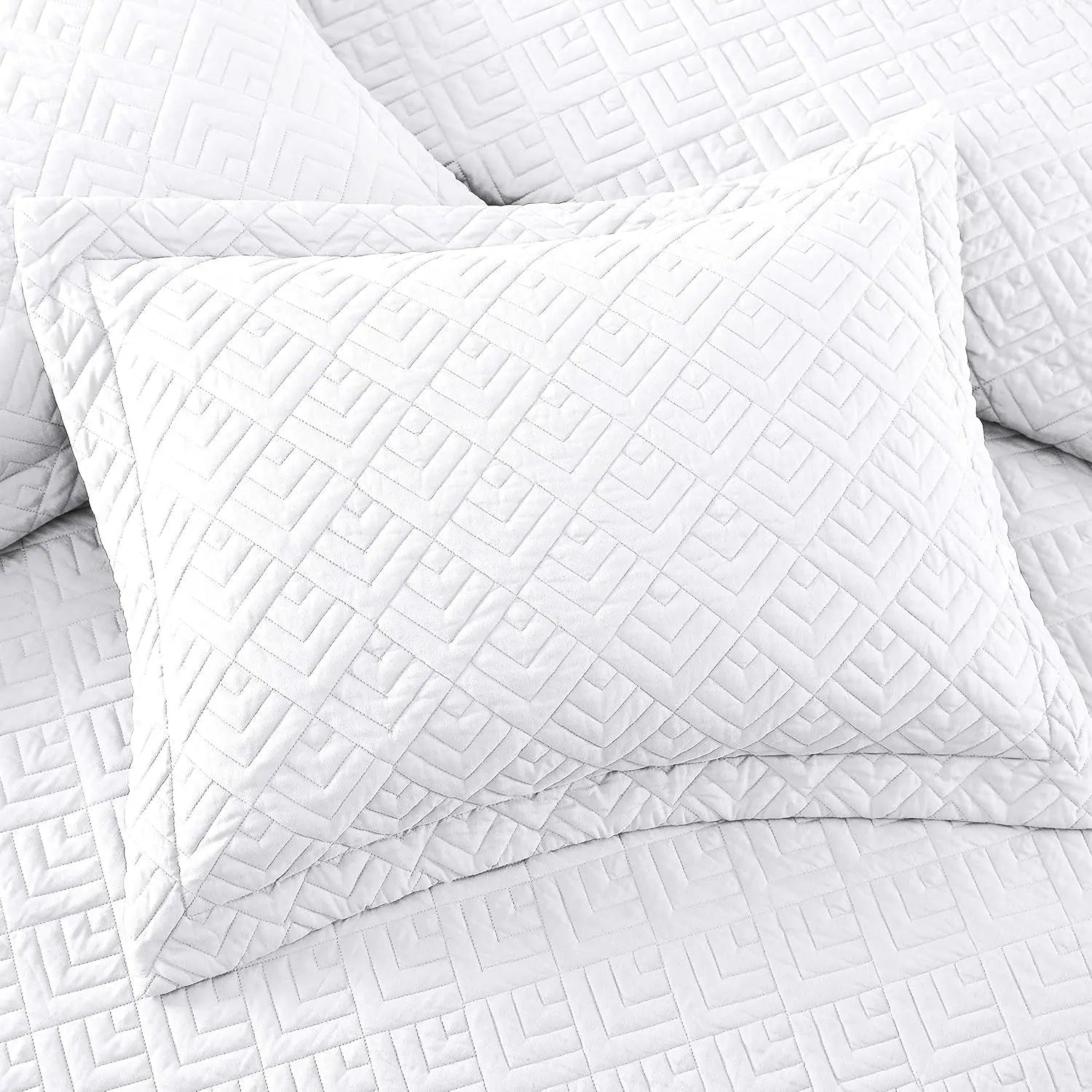 Full/Queen Size 3-Piece Lightweight White Quilt Set with Square Pattern Bedspread and 2 Pillow Shams for All Seasons