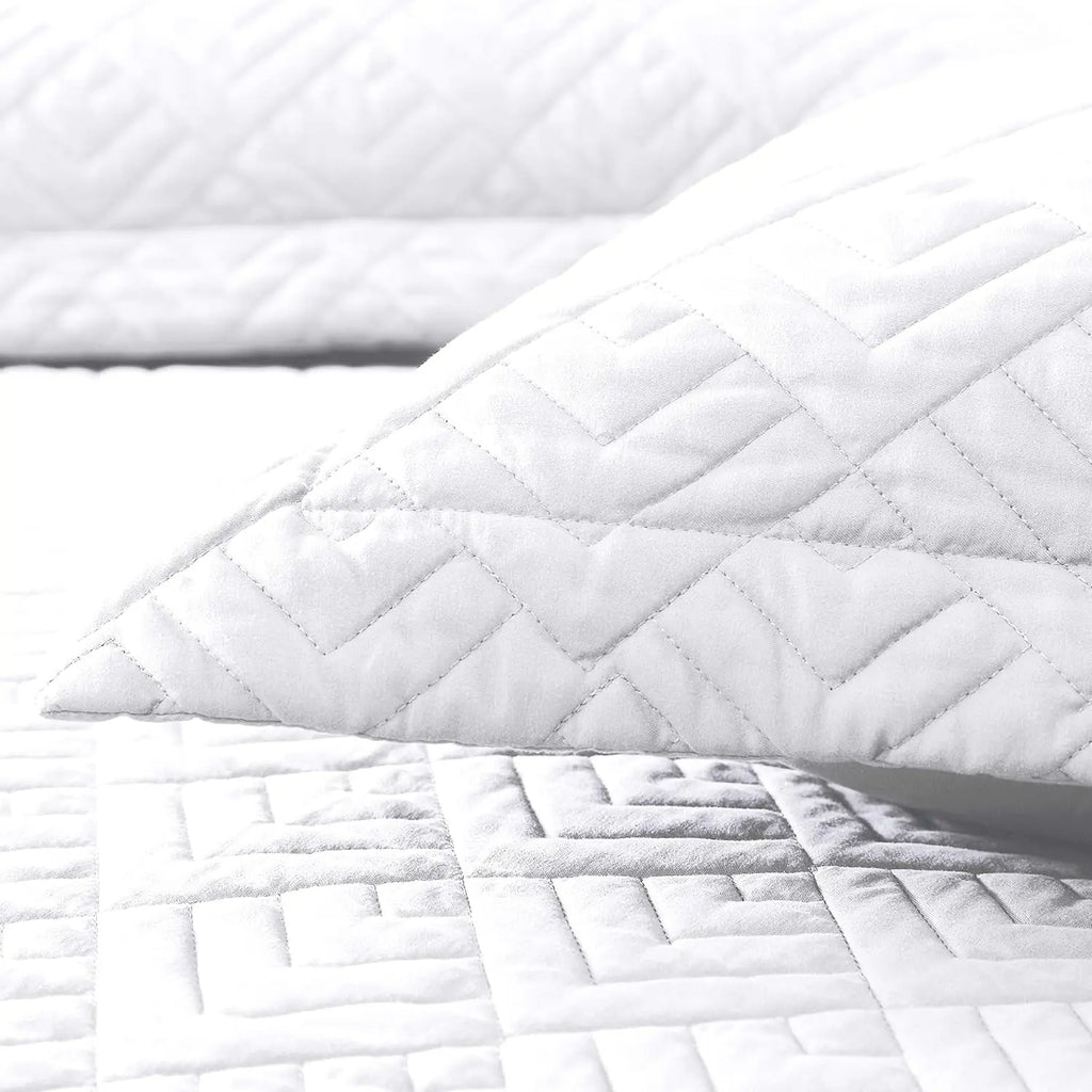 Full/Queen Size 3-Piece Lightweight White Quilt Set with Square Pattern Bedspread and 2 Pillow Shams for All Seasons