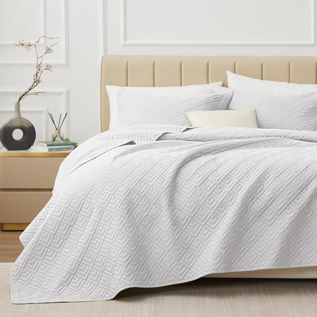 Full/Queen Size 3-Piece Lightweight White Quilt Set with Square Pattern Bedspread and 2 Pillow Shams for All Seasons