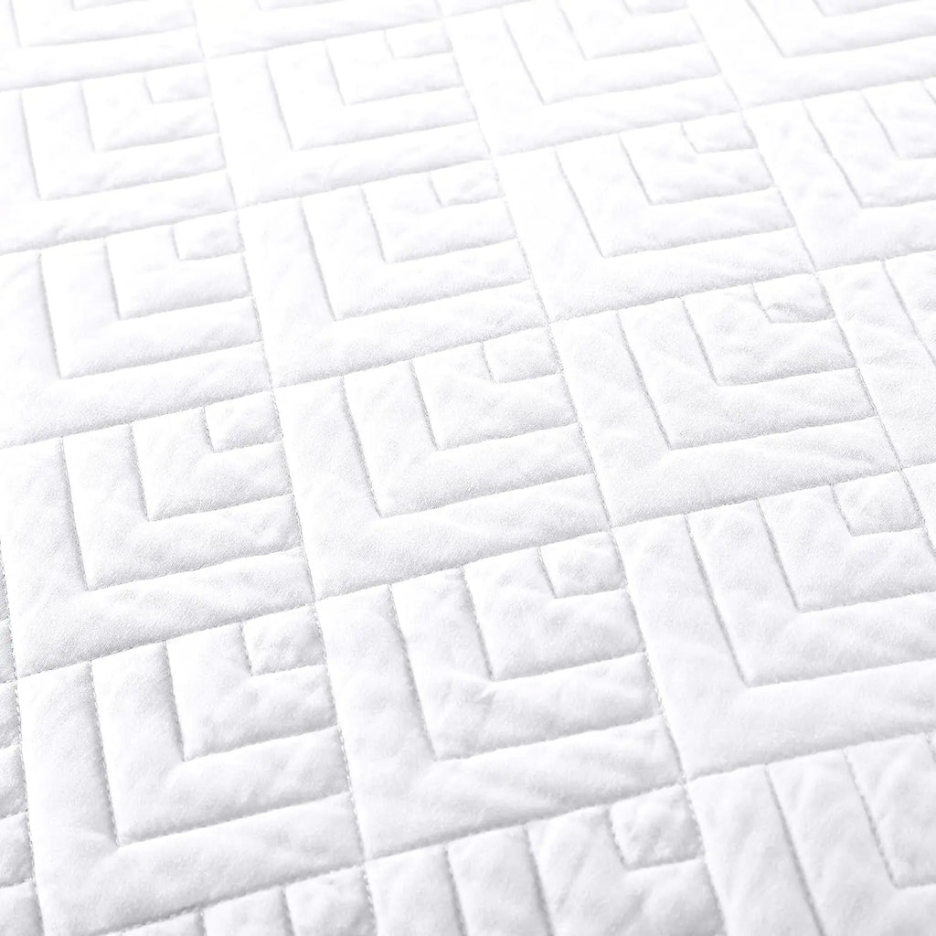 Full/Queen Size 3-Piece Lightweight White Quilt Set with Square Pattern Bedspread and 2 Pillow Shams for All Seasons